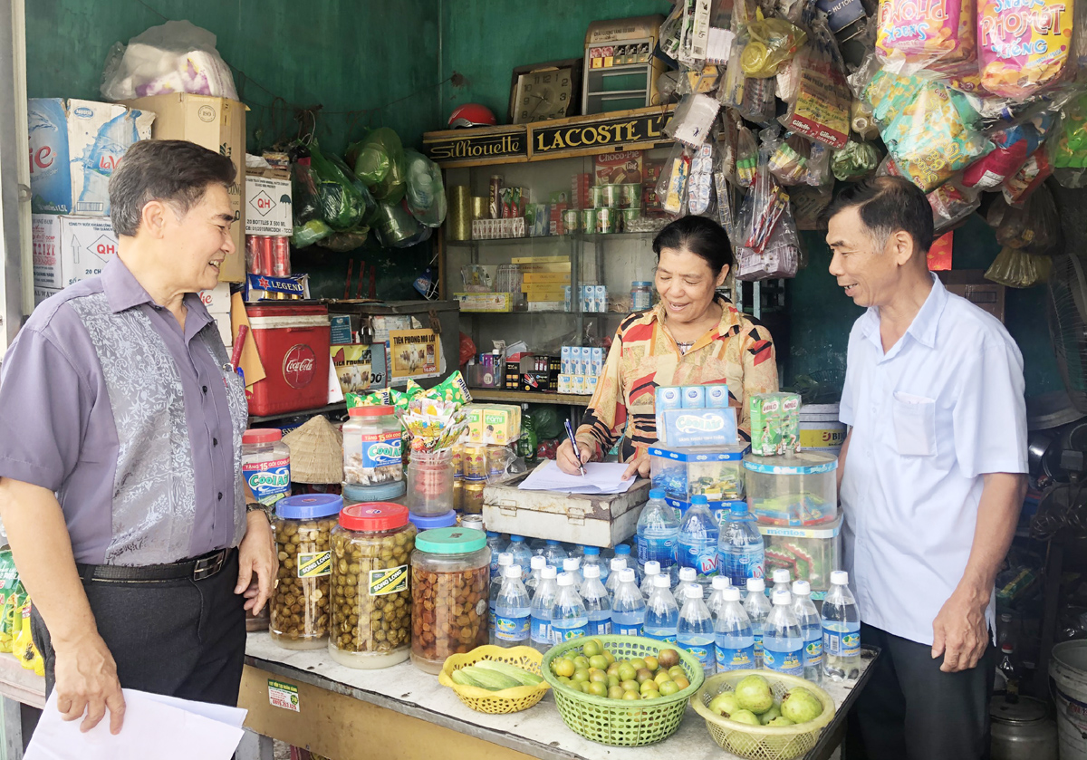 Đồng chí Nguyễn Hồng Dương, Bí thư Thành ủy Cẩm Phả, công bố quyết định về việc phê chuẩn kết quả bầu cử đồng chí Vũ Thị Minh Hải, Bí thư Đảng ủy phường Cẩm Tây, giữ chức vụ Chủ tịch UBND phường khóa IX, nhiệm kỳ 2016 – 2021.