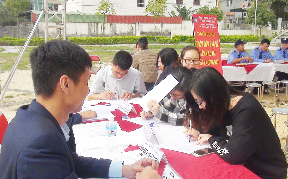 Các lao động ở huyện Vân Đồn đến tìm việc cung cấp thông tin cần thiết cho nhà tuyển dụng