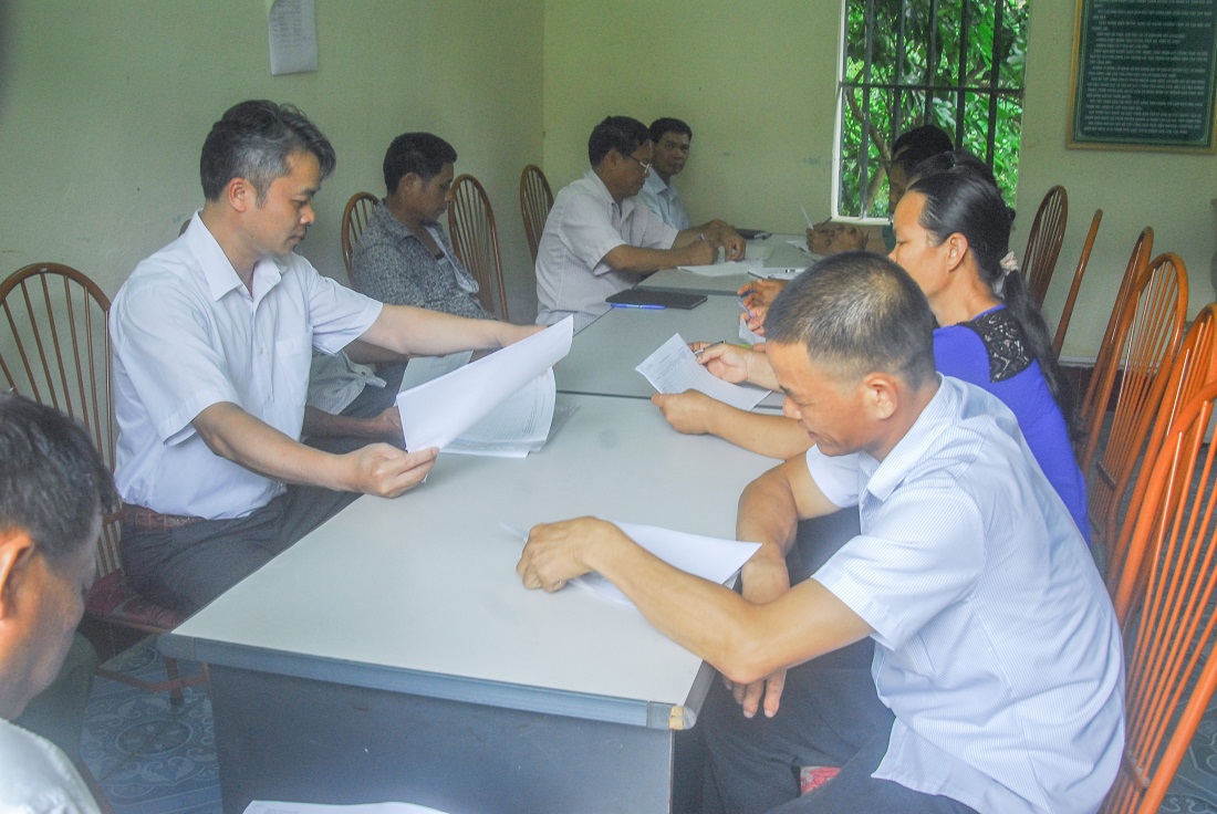 Người dân xã Tình Húc (Bình Liêu) dự họp, nghe thông tin về vay vốn ưu đãi để phát triển sản xuất tại UBND xã.