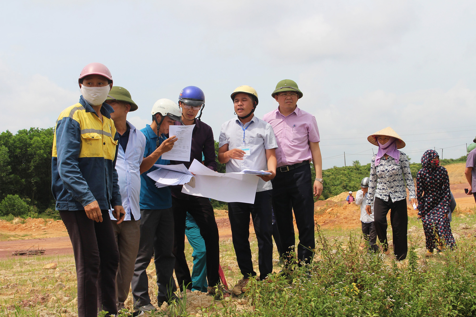 Chính quyền kiểm đếm diện tích đất thu hồi GPMB tại xã Quảng An, huyện Đầm Hà.