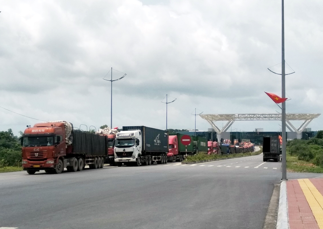 Vận chuyển hàng hoá tại cầu Bắc Luân II (TP Móng Cái).