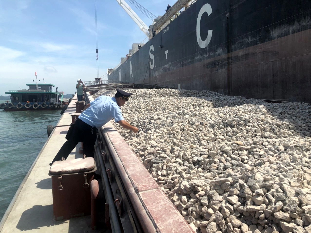Cán bộ hải quan Chi cục Hải quan cảng Cẩm Phả thực hiện kiểm hóa đá vôi tại khu vực Hòn Nét (TP Cẩm Phả).