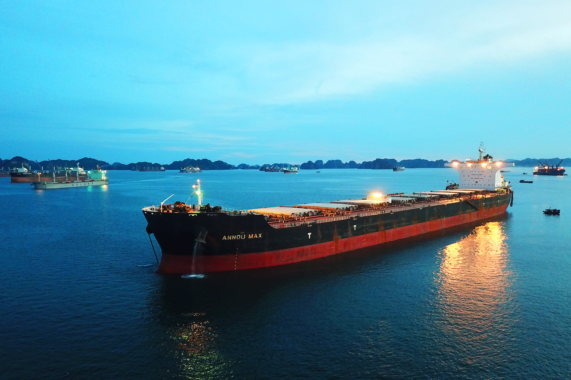 Tàu ANNOU MAX trọng tải 176.364 tấn đã hạ neo tại khu vực cảng Hòn Nét, TP Cẩm Phả lúc 18h30’.