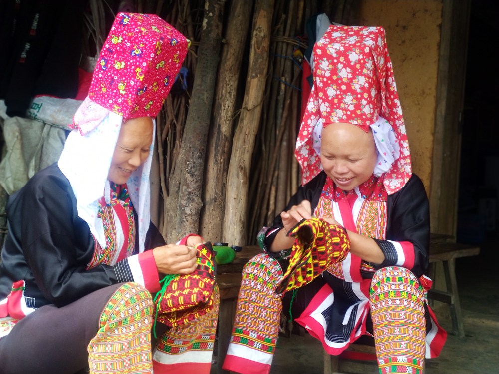 Người dân bản Sông Moóc, xã Đồng Văn (huyện Bình Liêu) thêu trang phục truyền thống.