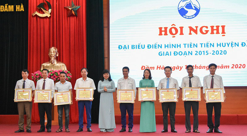 Lãnh đạo huyện Đầm Hà trao Bằng khen của UBND tỉnh cho các tập thể có thành tích xuất sắc trong phong trào thi đua yêu nước 2015-2020.
