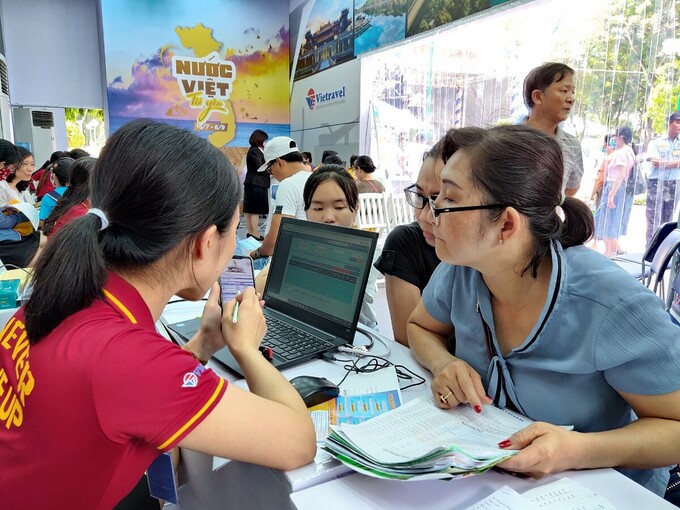 Du khách được tư vấn kỹ về chương trình tour tại Ngày hội du lịch TP HCM. Ảnh: Nguyễn Nam.