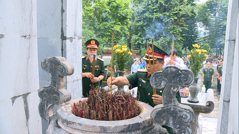 Thượng tướng Lê Chiêm thắp hương tưởng niệm các Anh hùng Liệt sỹ tại Đài tượng niệm Anh hùng Liệt sỹ Pò Hèn.
