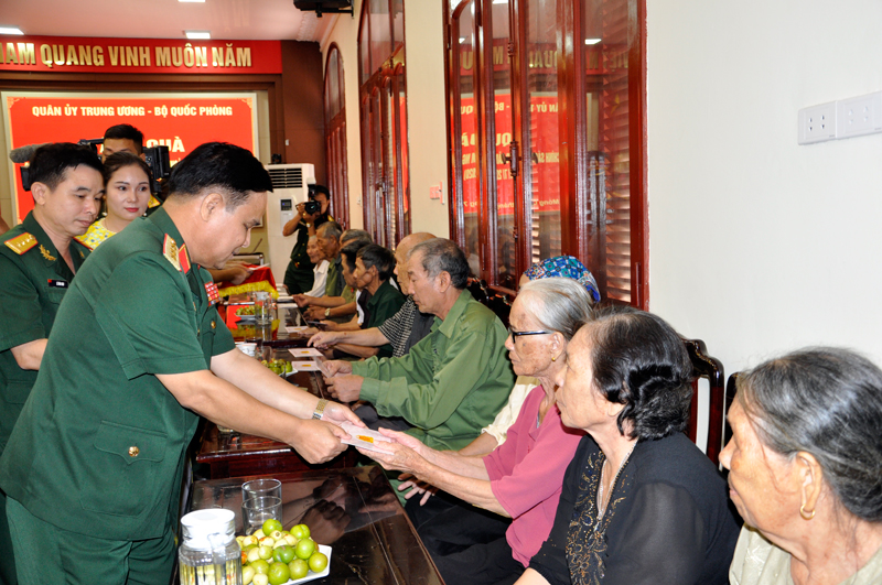 Thượng tướng Lê Chiêm tặng quà cho các đối tượng người có công trên địa bàn TP Móng Cái.