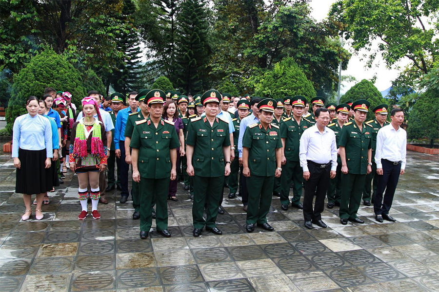 Đoàn công tác dâng hương tưởng niệm các anh hùng liệt sĩ Pò Hèn.