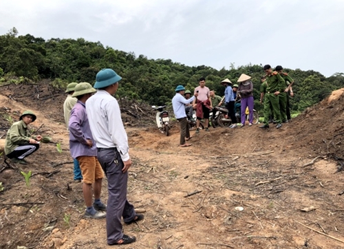 Công an huyện Tiên Yên vận động một người dân xã Yên Than trả lại rừng được giao trước đó.