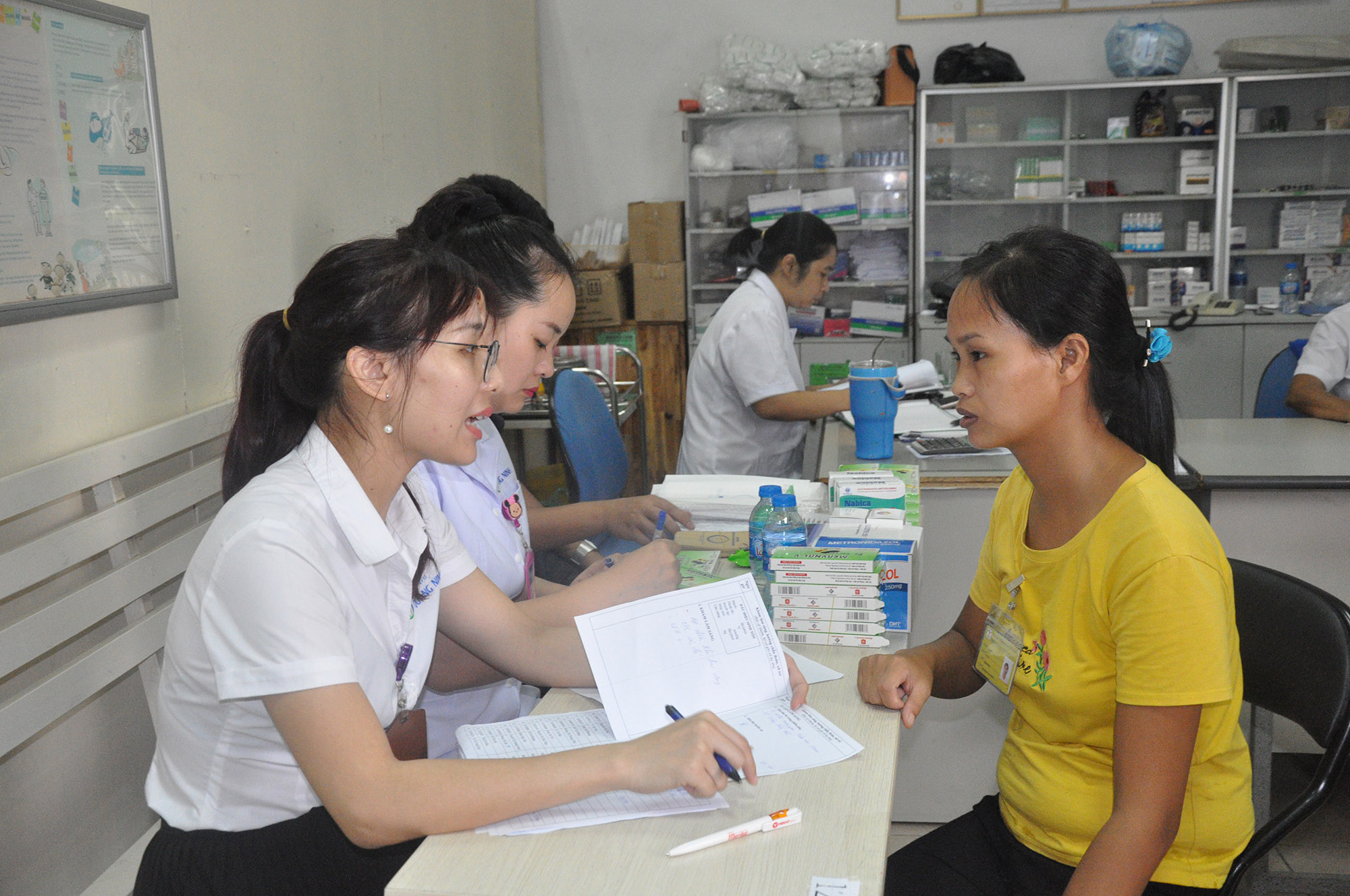 Y bác sĩ Bệnh viện Sản Nhi Quảng Ninh tư vấn, khám sức khỏe cho CNLĐ Công ty TNHH Sao vàng chi nhánh Uông Bí.