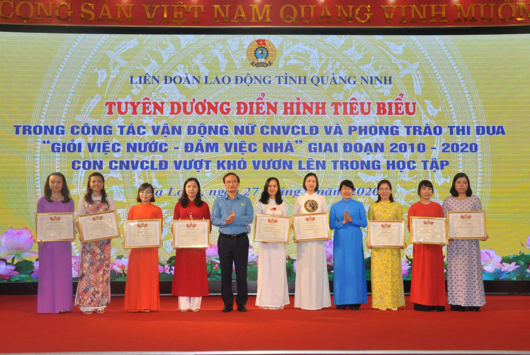 LĐLĐ khen thưởng các tập thể có thành tích trong công tác vận động nữ CNVCLĐ giai đoạn 2010-2020.