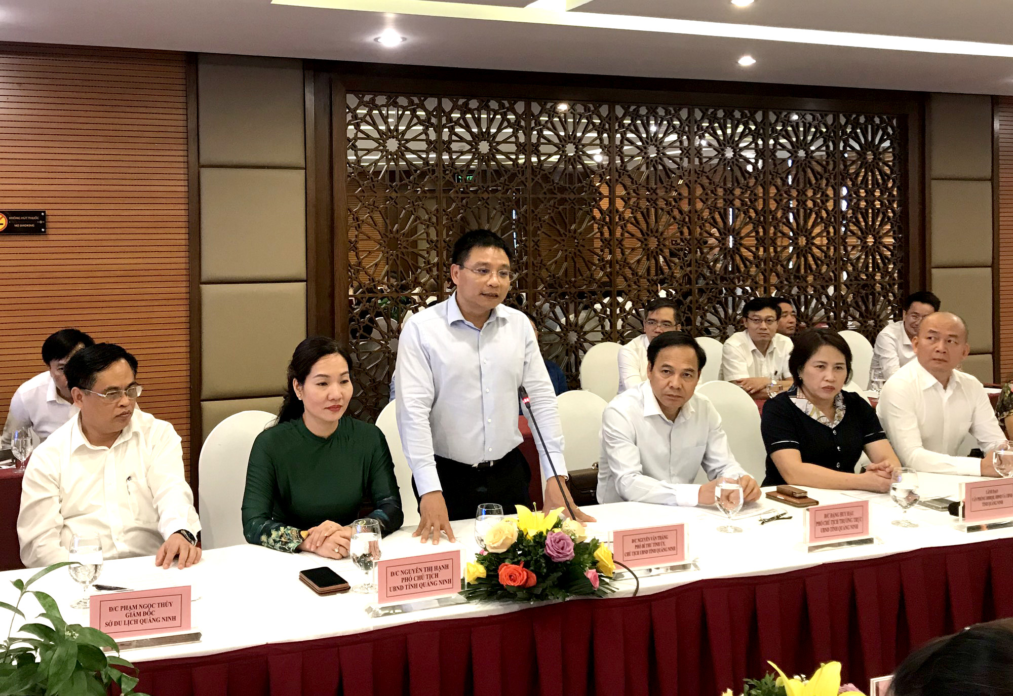 Chủ tịch UBND tỉnh Quảng Ninh Nguyễn Văn Thắng thông tin về tình hình kinh tế - xã hội của tỉnh. 