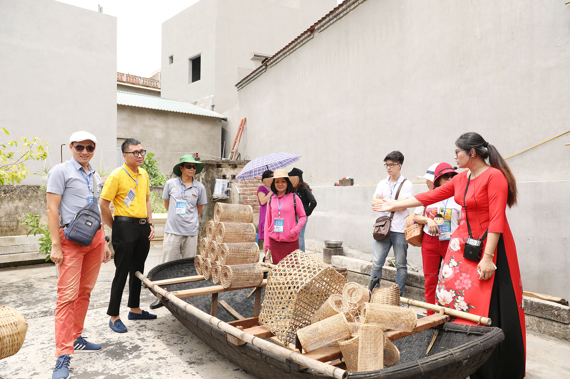 thăm hộ gia đình ông Đặng Văn Sáu một trong những hộ làm nghề truyền thống ở làng nghề đan ngư cụ Hưng Học (Nam Hòa). 