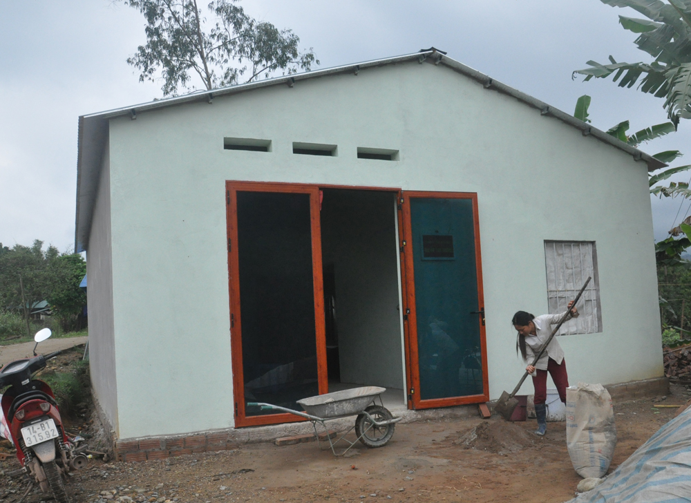 Bà Tằng Nhì Múi, thôn Tài Lý Sáy, xã Quảng Lâm (Đầm Hà) trộn vữa làm sân cho ngôi nhà mới xây do các đoàn thể hỗ trợ thực hiện chương trình xóa nhà tạm, dột nát. 