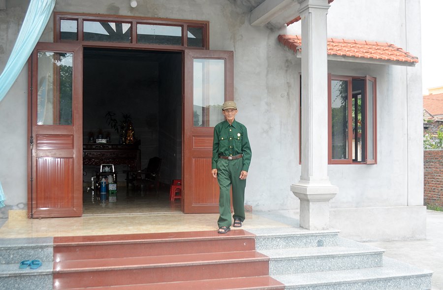 Niềm vui của CCB Nguyễn Văn Vược (khu Mễ Xá 3, phường Hưng Đạo, TX Đông Triều) được ở trong ngôi nhà khang trang, có một phần đóng góp của những đồng đội.