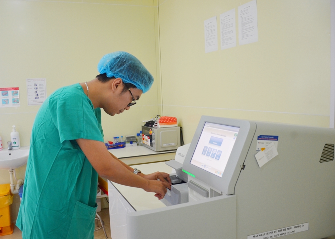  Bệnh viện Sản Nhi Quảng Ninh trang bị máy giải trình tự gen thế hệ mới để thực hiện kỹ thuật chẩn đoán và sàng lọc di truyền phôi tiền làm tổ (PGD/PGS).