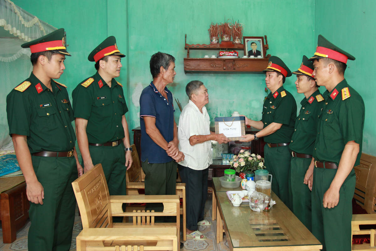 Phòng Kỹ thuật (Bộ CHQS tỉnh) đến thăm, tặng quà gia đình thương binh 2/4 Trần Đức Toàn, tổ 1, khu 7, phường Việt Hưng, TP Hạ Long.