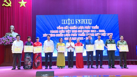 UBND tỉnh tặng bằng khen cho tập thể, cá nhân có thành tích xuất sắc trong chương trình phát triển thanh niên Quảng Ninh giai đoạn 2011 – 2020.