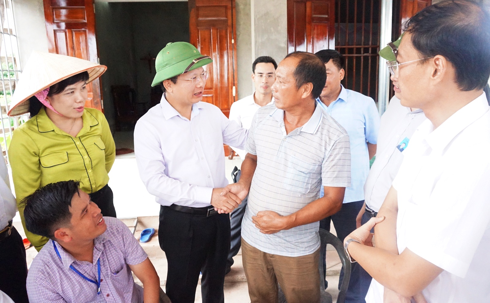 Phó Chủ tịch UBND tỉnh, trò chuyện, nắm tâm tư của hộ dân thôn Đồng Tâm, xã Dực Yên, huyện Đầm Hà, thực hiện công tác bàn giao mặt bằng.