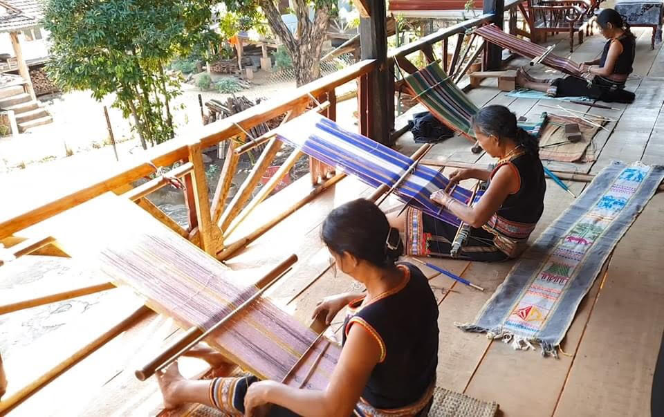 Lớp dạy dệt thổ cẩm tại mô hình du lịch cộng đồng thôn Kon Kơ Tu, xã Đăk Rơ Wa, Kon Tum (Ảnh minh họa)