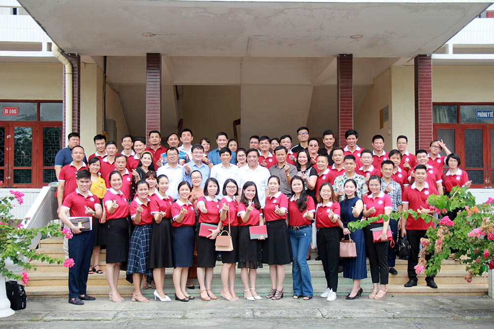 Các học viên cao học Trường ĐH Ngoại thương cơ sở Quảng Ninh chụp ảnh lưu niệm với các đại biểu sau buổi báo cáo chuyên đề.