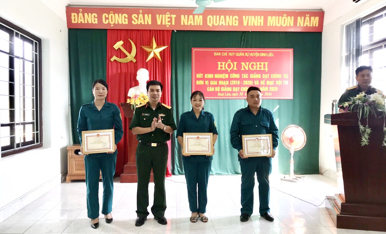 Lãnh đạo chỉ huy Ban CHQS huyện Bình Liêu biểu dương, khen thưởng các thí sinh đạt giải trong Hội thi cán bộ giảng dạy chính trị năm 2020. 
