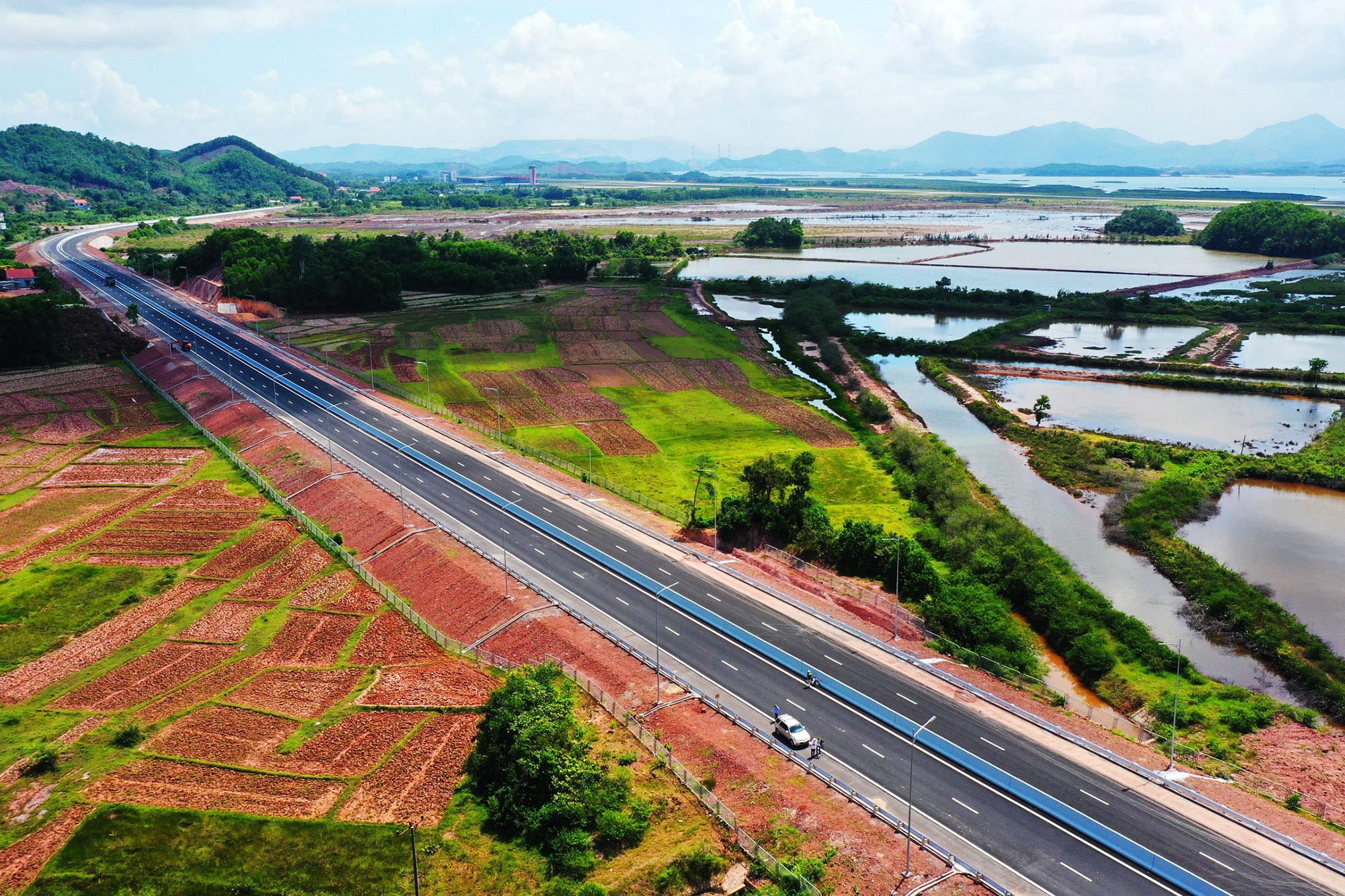 Đoạn nối giữa 2 cao tốc Hạ Long - Vân Đồn và Vân Đồn - Móng Cái cũng đã thi công xong