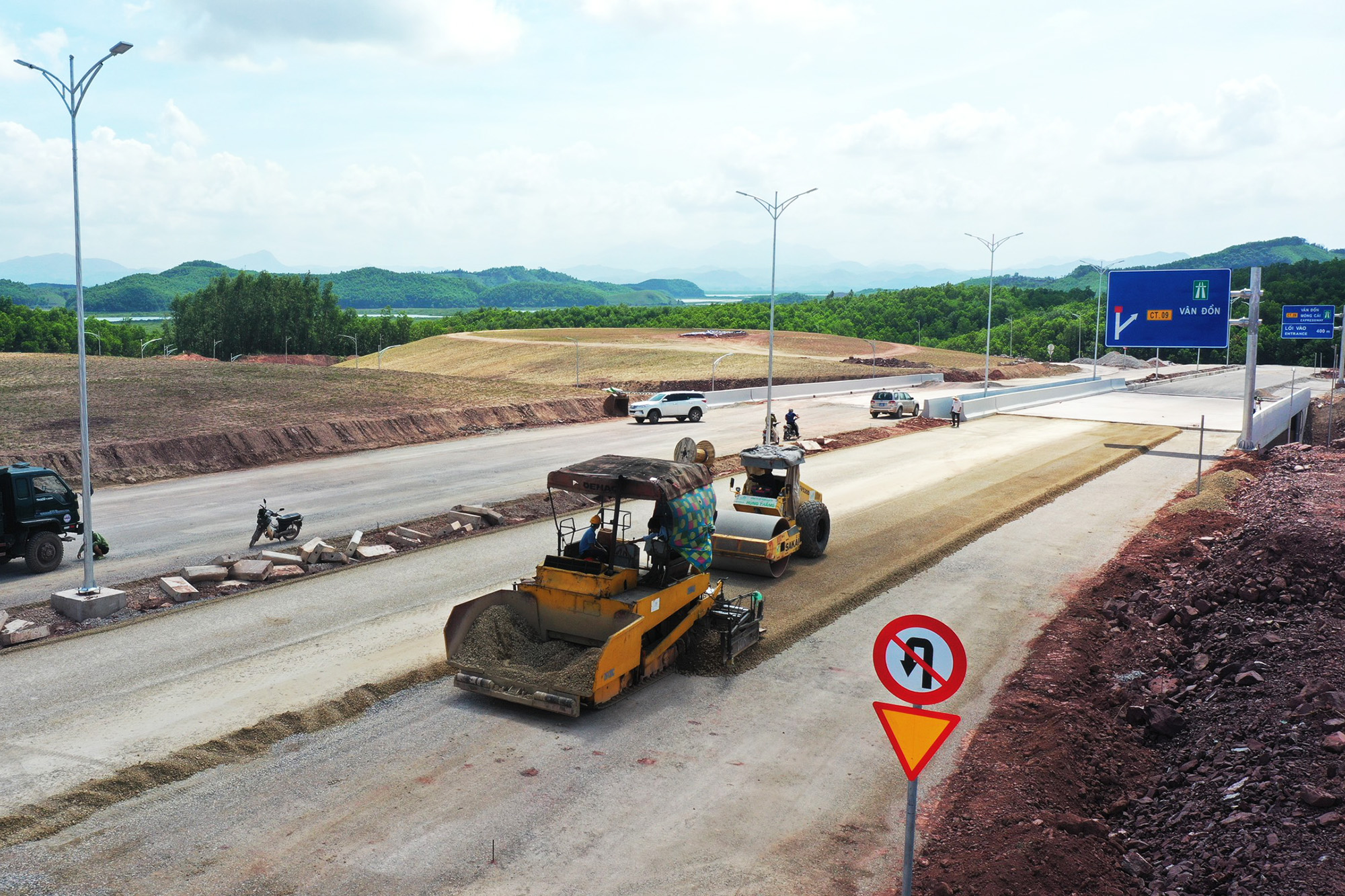 Hạng mục cuối cùng là mặt đường cầu vượt tại nút giao Bình Dân đang được nhà thầu tổ chức thảm, hoàn thành trong tháng 7/2020