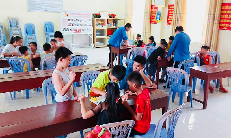 Đoàn thanh niên phường Cẩm Sơn (TP Cẩm Phả) tổ chưc lớp học cờ vua cho thanh thiếu nhi.