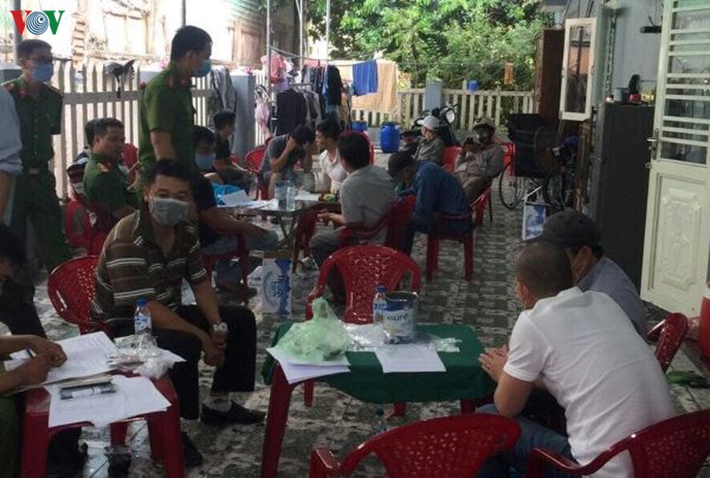 Hiện trường một vụ đánh bạc tại phường Lê Hồng Phong, TP Quảng Ngãi bị Công an tỉnh Quảng Ngãi triệt phá tháng 4/2020