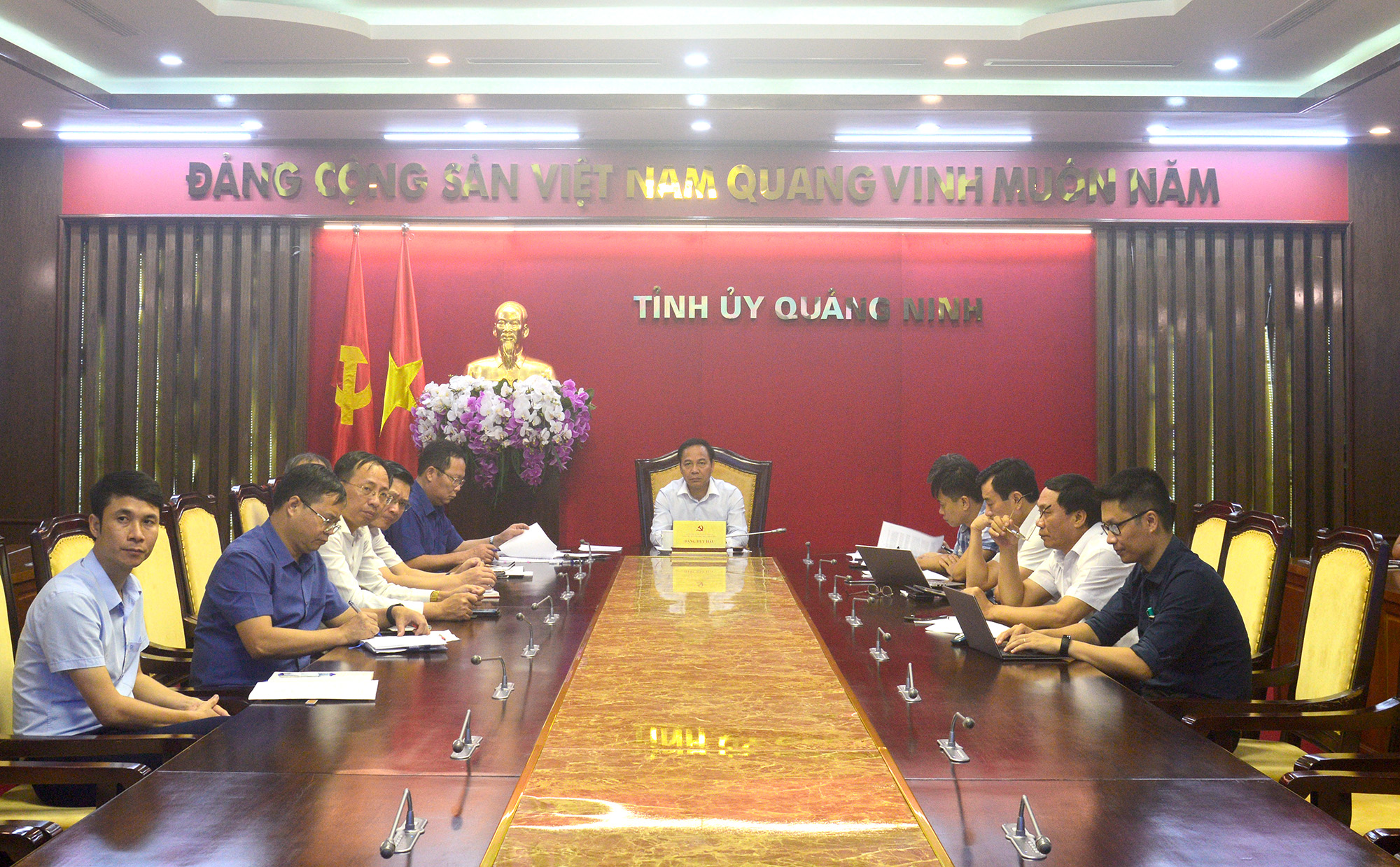 Tại Quảng Ninh, đồng chí Đặng Huy Hậu, Phó Chủ tịch UBND tỉnh và đại diện một số sở, ngành tham dự. 