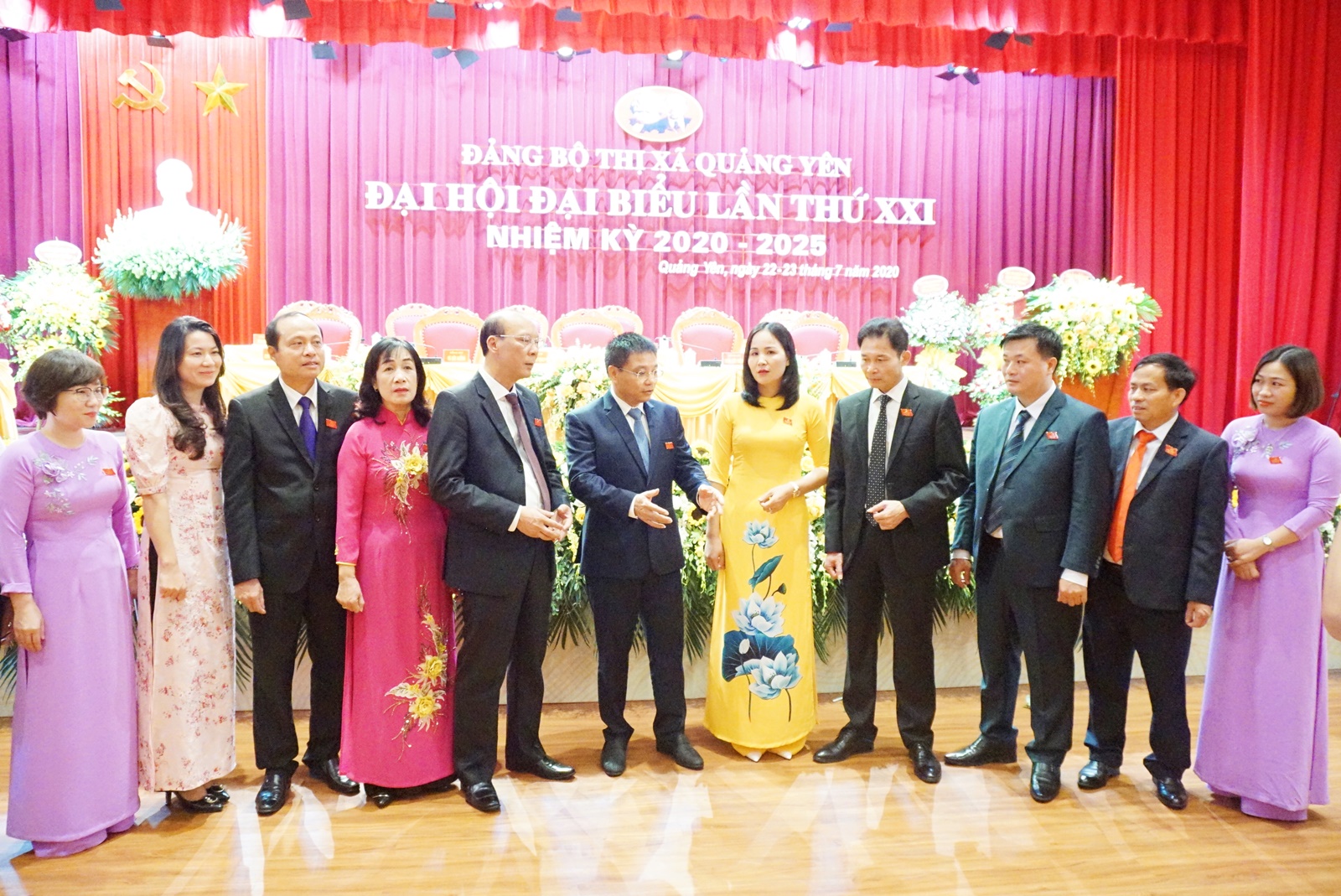 Đồng chí Nguyễn Văn Thắng, Phó Bí thư Tỉnh ủy, Chủ tịch UBND tỉnh cùng các đồng chí lãnh đạo tỉnh trao đổi với các đại biểu về dự đại hội.