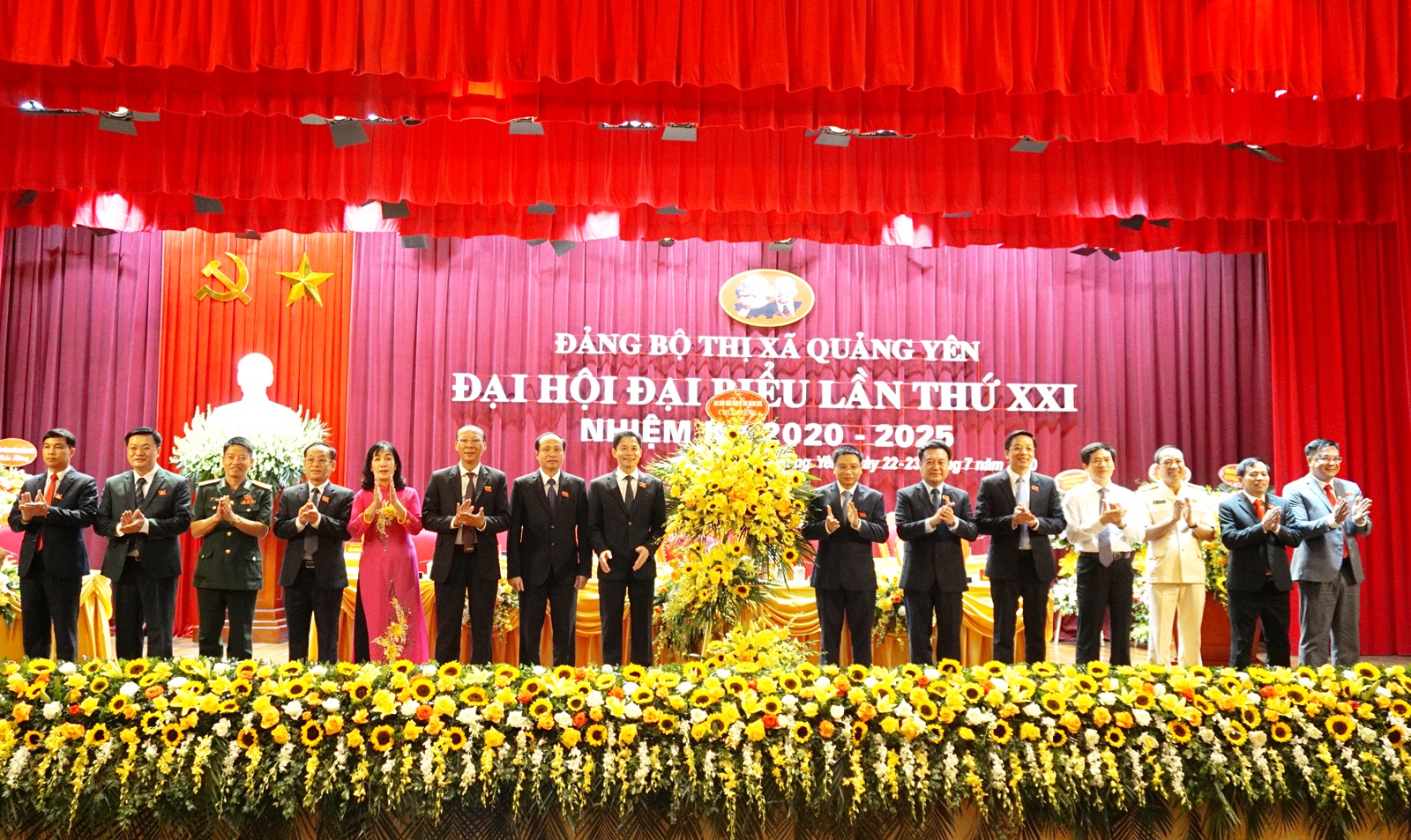 Các đồng chí lãnh đạo tỉnh tặng hoa chúc mừng đại hội.