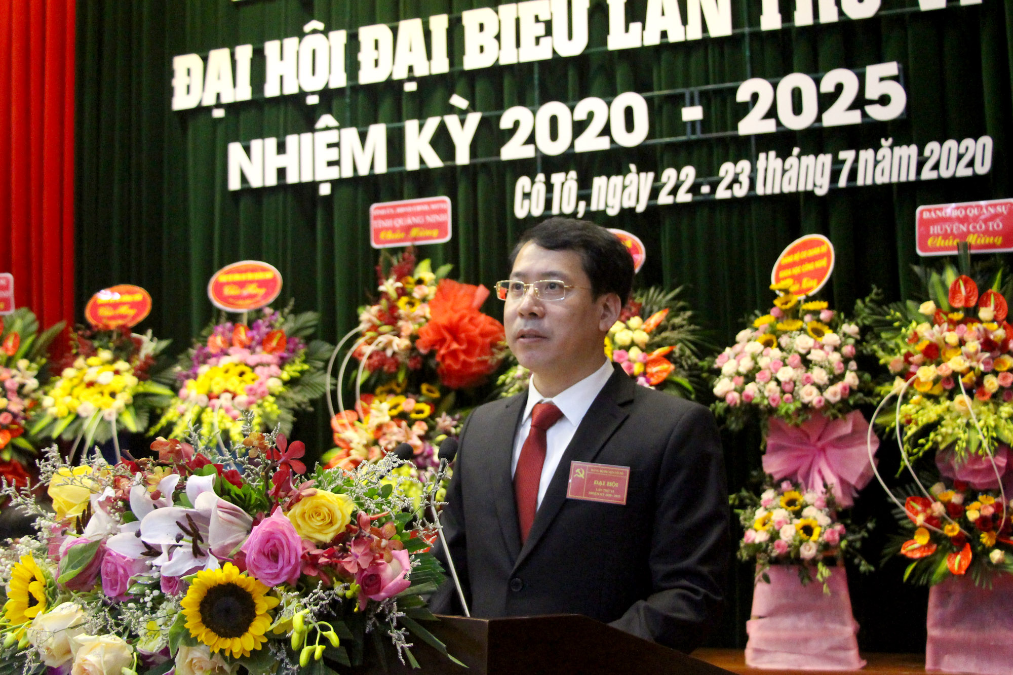 Đồng chí Trần Như Long, Bí thư Huyện ủy, Chủ tịch UBND huyện Cô Tô trình bày báo cáo chính trị tại đại hội.