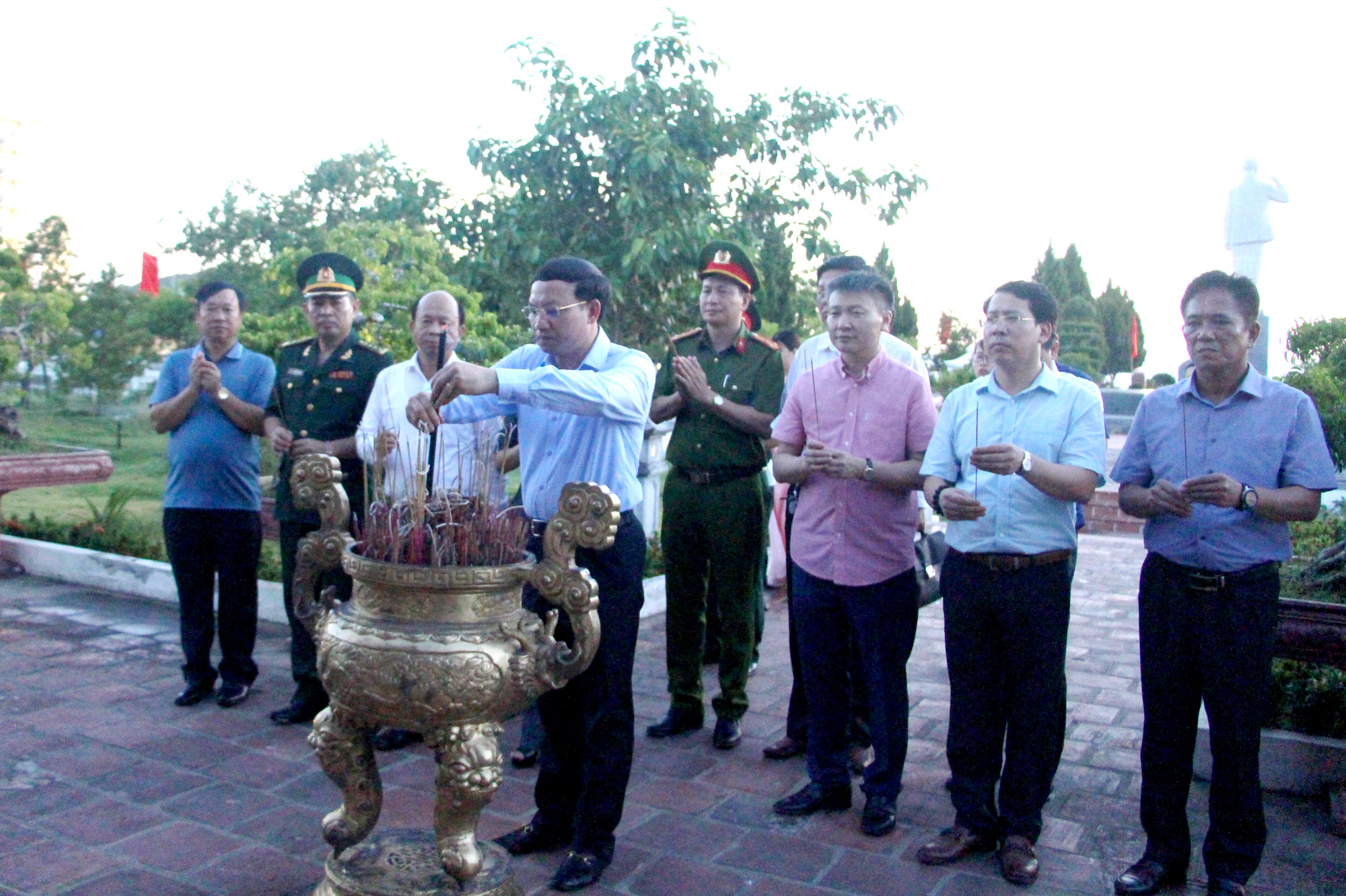 Đồng chí Nguyễn Xuân Ký, Bí thư Tỉnh ủy, Chủ tịch HĐND tỉnh cùng các đồng chí trong đoàn công tác dâng hương tại Khu lưu niệm Chủ tịch Hồ Chí minh trên đảo Cô Tô.n