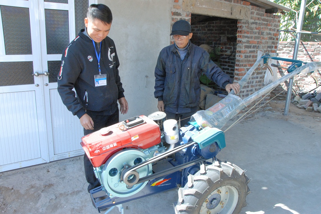 Cán bộ xã Quảng Phong (Hải Hà) trao hỗ trợ máy cày cho người dân, phục vụ cơ giới hóa sản xuất nông nghiệp. Ảnh: Hoàng Giang