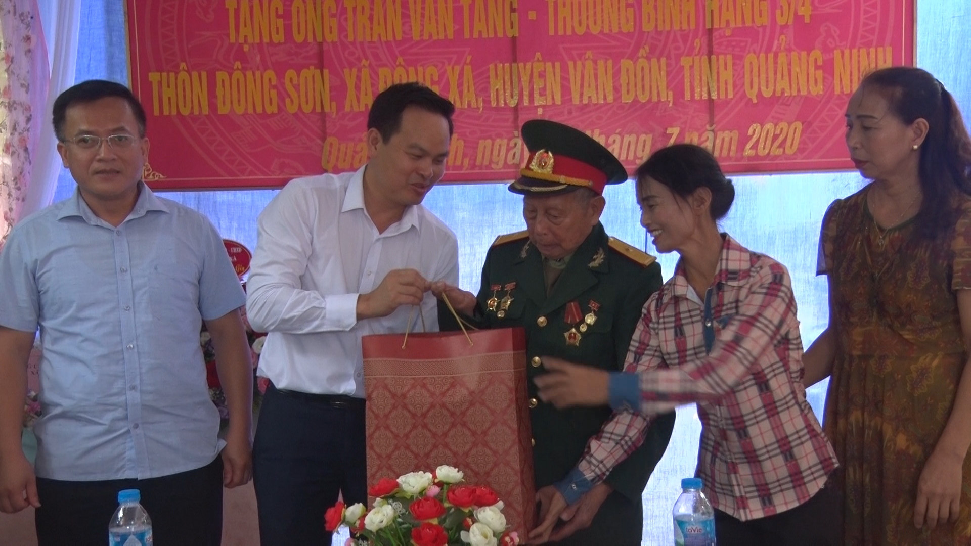 Đồng chí Trương Mạnh Hùng, Chủ tịch UBND huyện Vân Đồn tặng quà cho gia đình thương binh Trần Văn Tăng