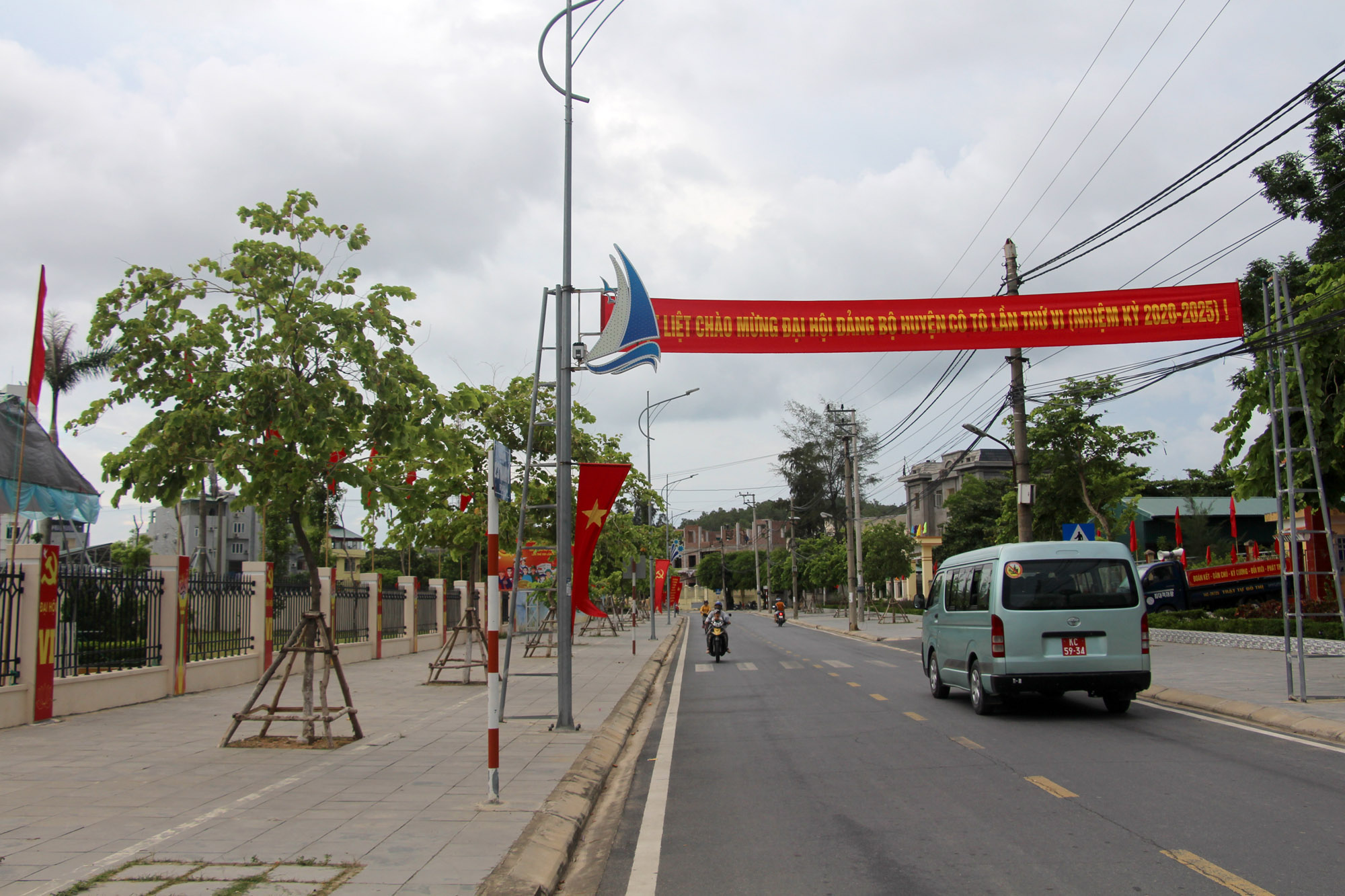 Băng rôn, khẩu hiệu chào mừng Đại hội đại biểu Đảng bộ huyện Cô Tô lần thứ VI được treo trên khắp tuyến đường của huyện.