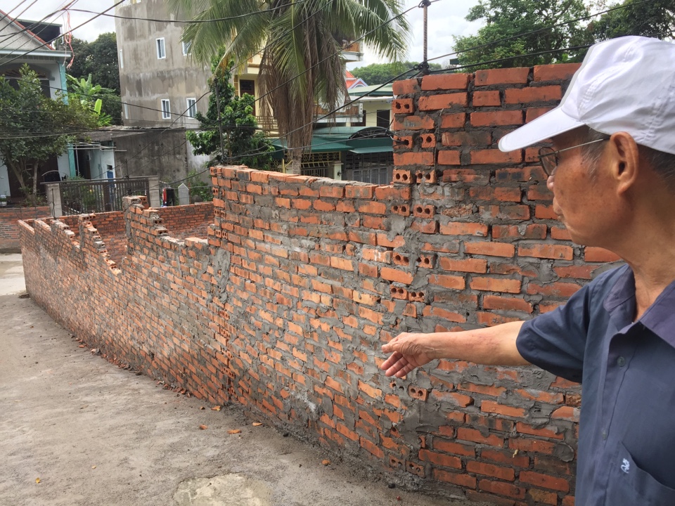 Gia đình bà Nguyễn Thị Cẩm đã xây tường bao phần ngõ đi chung nằm trong GCNQSDĐ cấp của gia đình.
