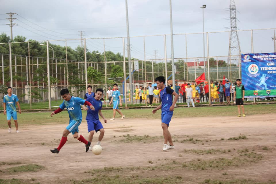 ...và Giải bóng đá nam được Công ty TNHH KHKT Texhong Ngân Long tổ chức thường niên.