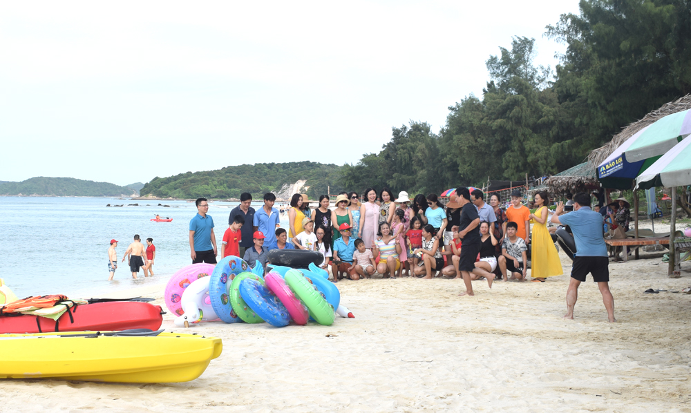 Du khách tận hưởng những ngày hè ở bãi tắm Hồng Hải mùa du lịch năm 2020.