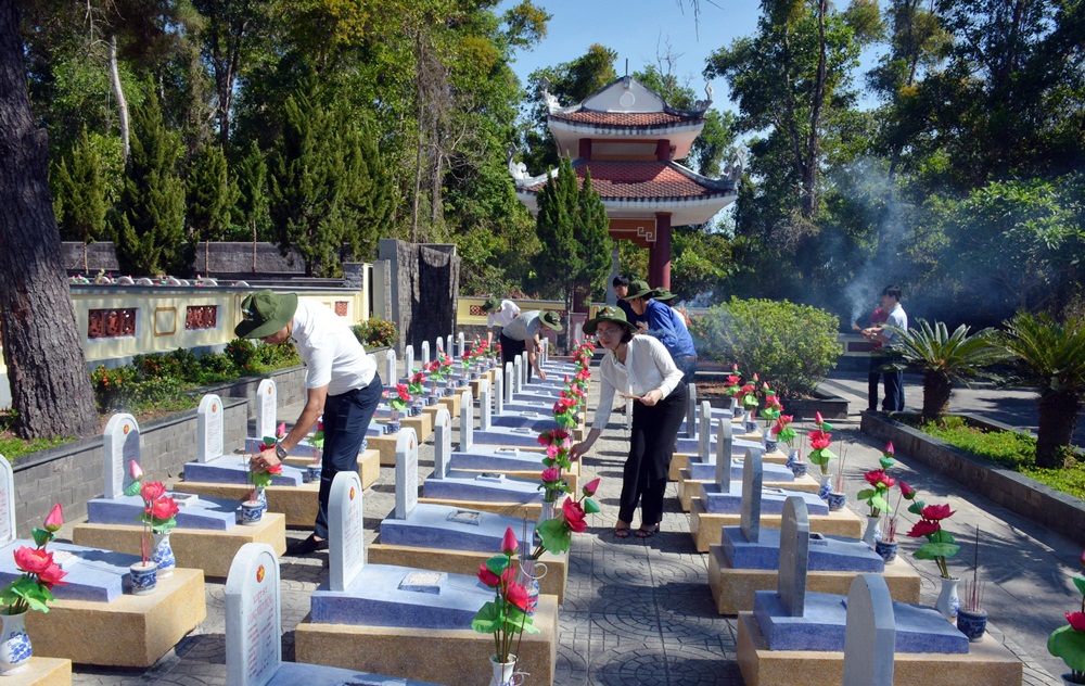 Các đại biểu trong đoàn công tác của tỉnh thắp hương tri ân tại khu mộ các anh hùng liệt sĩ Quảng Ninh tại Nghĩa trang liệt sĩ Quốc gia Trường Sơn.