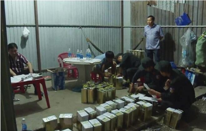 Công an kiểm tra thu giữ các khối lượng dung môi tại cơ sở sản xuất xăng giả của Trịnh Sướng.
