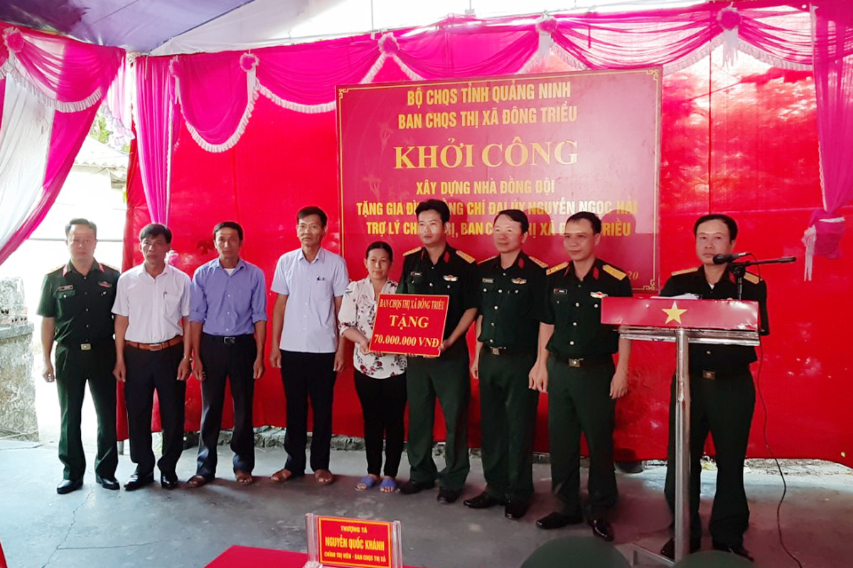 Đại diện Ban CHQS TX Đông Triều trao tiền hỗ trợ cho gia đình Đại úy Nguyễn Ngọc Hải.