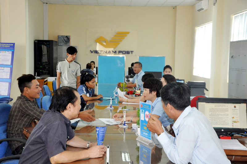 Cán bộ Trung tâm Hành chính công TP Móng Cái hướng dẫn người dân, doanh nghiệp thực hiện các thủ tục hành chính.