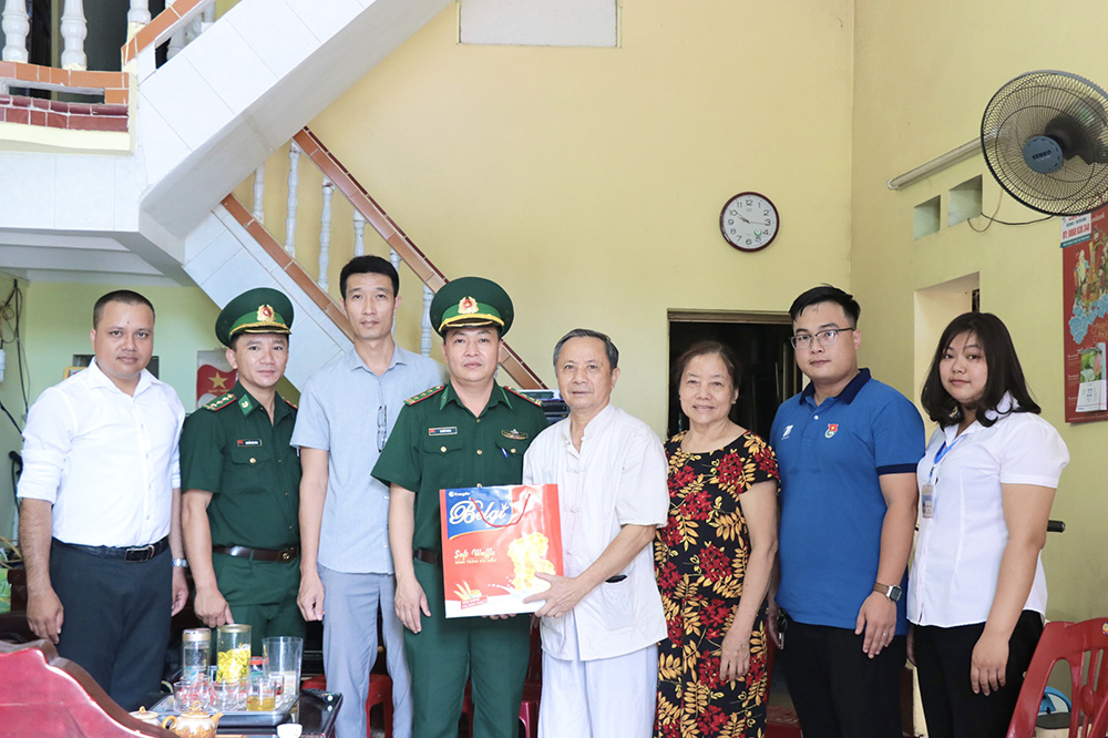 Đồn biên phòng CKQT Móng Cái phối hợp tặng quà cho gia đình chính sách trên địa bàn phường Trần Phú, TP Móng Cái.