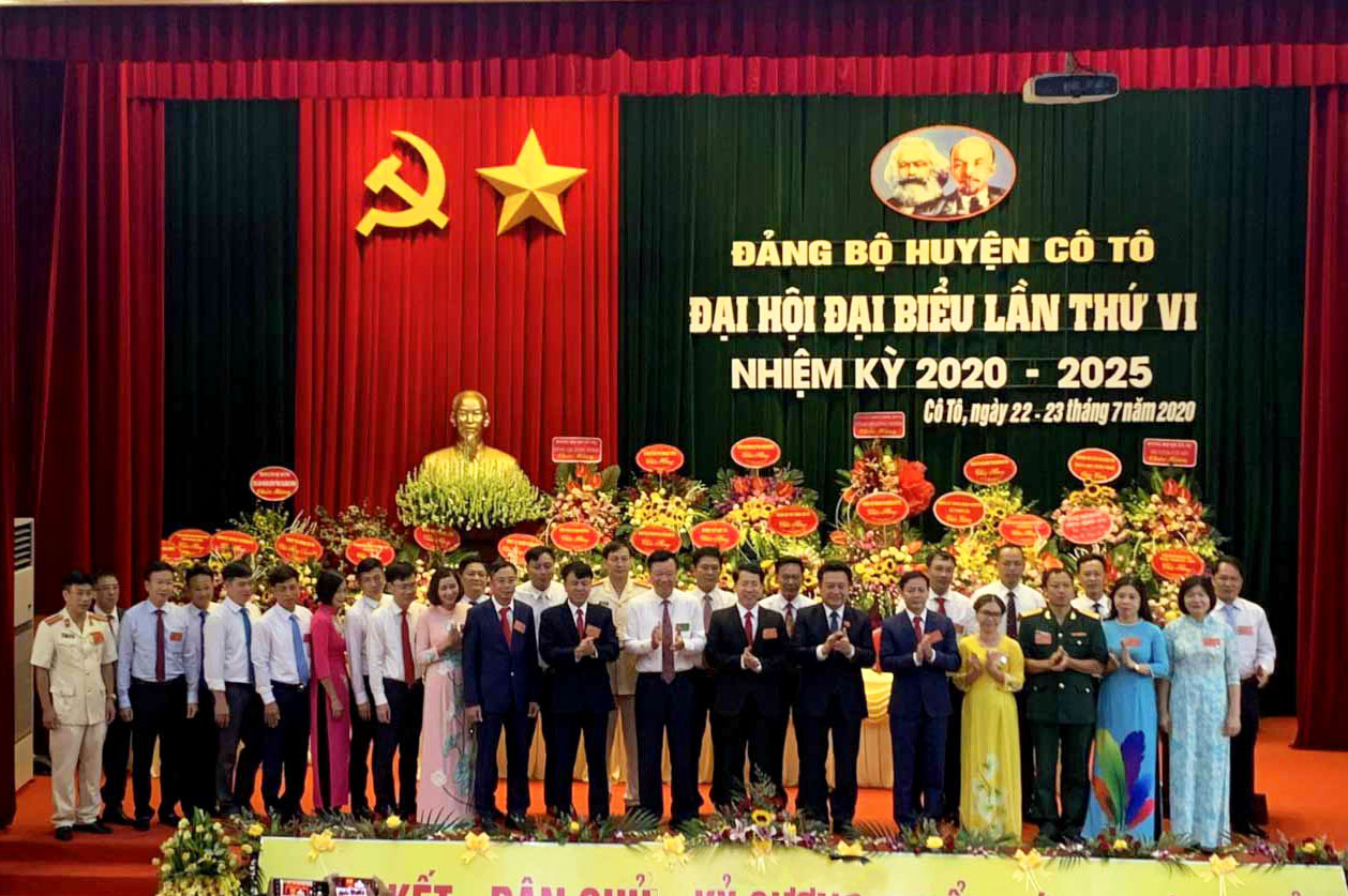 Các đồng chí lãnh đạo tỉnh tặng hoa chúc mừng BCH Đảng bộ huyện Cô Tô khóa VI nhiệm kỳ 2020 - 2025.jpg