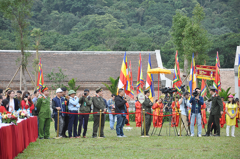 Các lực lượng chức năng tham gia phối hợp đảm bảo ANTT trong lễ hội xuân Yên Tử.