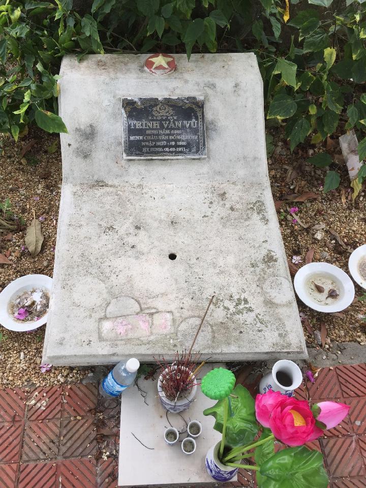 Phần mộ liệt sĩ Trình Văn Vũ tại Nghĩa trang liệt sĩ huyện Vân Đồn.
